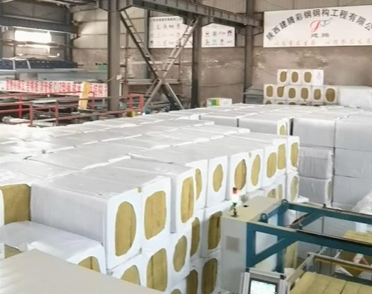 建騰150厚彩鋼巖棉板生產(chǎn)中